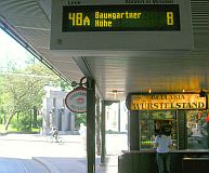 リンク通り[48A]バス乗り場。8の数字はバスが来るまで8分の意